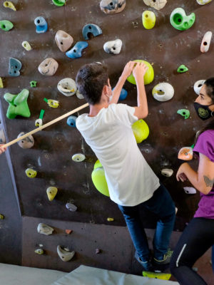 escuelas de escalada con monitores en rocódromo