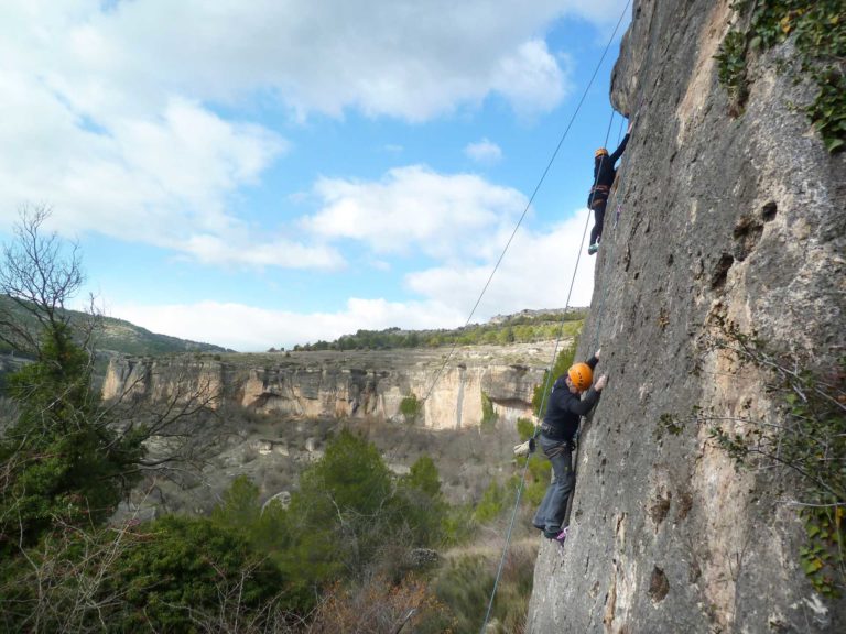 escalada en roca en tetas Cuenca Actividades de escalada multiaventura y coworking en Cuenca