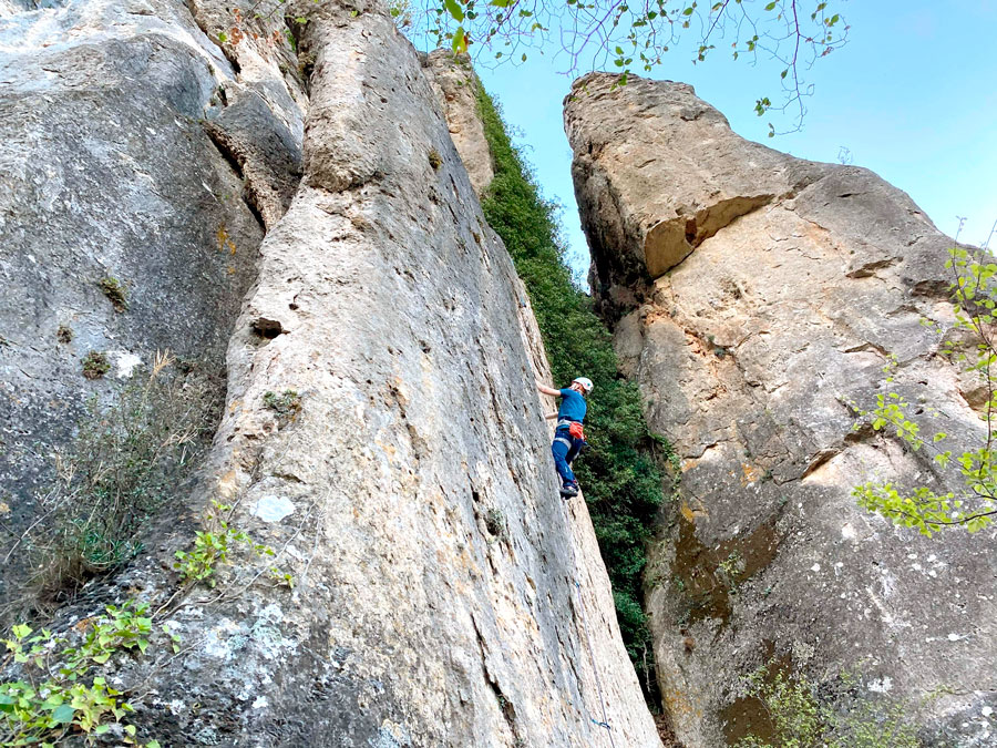 Escalando en roca en la serranía de cuenca