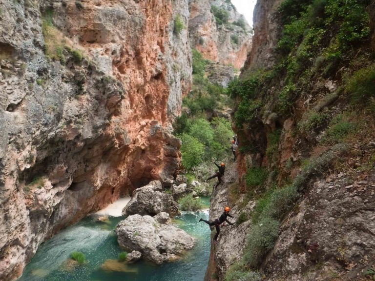 via ferrata en el Ventano del Diablo Villalba de la Sierra Cuenca Espacio Pachamama