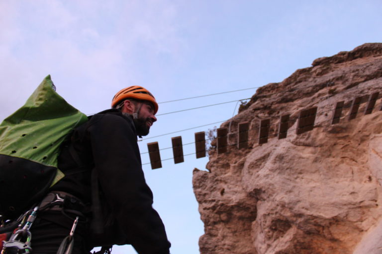 Vía Ferrata del Castillo de Fuertescusa navidades de multiaventura con Espacio Pachamama